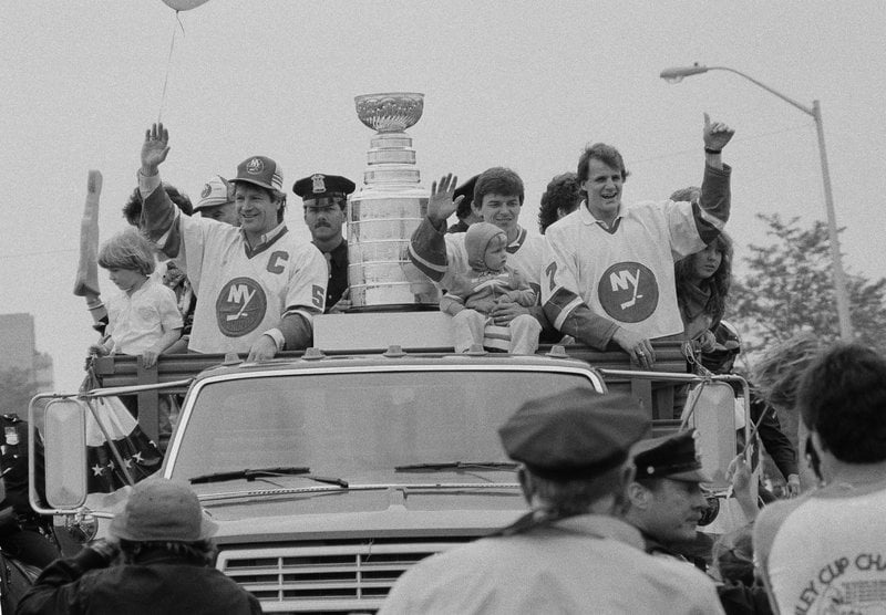 Anders Kallur till höger om pokalen firar Stanley Cup-segern 1983 med New York Islanders. Foto: David Handshuh/AP/TT